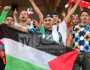 بالصور.. الأعلام الفلسطينية حاضرة بقوة في مدرجات ملعب حملاوي
