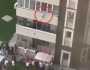 'كالمستجير من الرمضاء بالنار'... مواطنون يقفزون من مبنى مرتفع هربا من النيران... فيديو