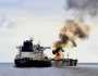 نشوب حريق في سفينة بعد تعرضها لقصف صاروخي جنوب شرقي عدن
