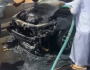 اشتعال حريق في سيارة شخص أثناء سيره على طريق عام بالرياض .. شاهد ردة فعل شاب أنقذته