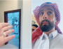 بالزي السعودي.. مقيم بلجيكي بالمملكة يدخل منزلًا بابه مفتوحًا.. شاهد ردة فعل صاحب البيت!