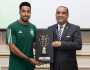 الدوسري يتسلم درع المشاركة في كأس آسيا 2023