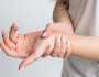 أخصائية تحدد أسباب رعشة اليدين