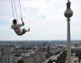 برلين تقدم تجربة الإحساس بالطيران عبر أعلى أرجوحة في أوروبا