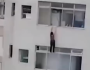 البرازيل.. امرأة تتدلى من حافة مبنى شاهق (فيديو)