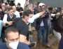 أهالي فالنسيا الغاضبين يطردون رئيس الوزراء الإسباني بإلقاء الطين عليه (فيديو)