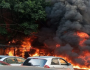 حريق ضخم يلتهم سيارات شارع الحمرا في بيروت.. فيديو