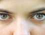 طبيبة توضح سبب ظهور 'الذباب' أمام العينين