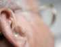 ما أسباب صعوبات السمع رغم ارتداء سماعة طبية؟