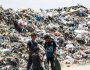'أونروا': أطنان النفايات تحاصر خيام النازحين وسط قطاع غزة