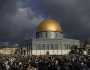 عشرات الآلاف يتوافدون إلى المسجد الأقصى لأداء صلاة العيد وسط أجواء مشحونة بالحزن بفعل الحرب على غزة
